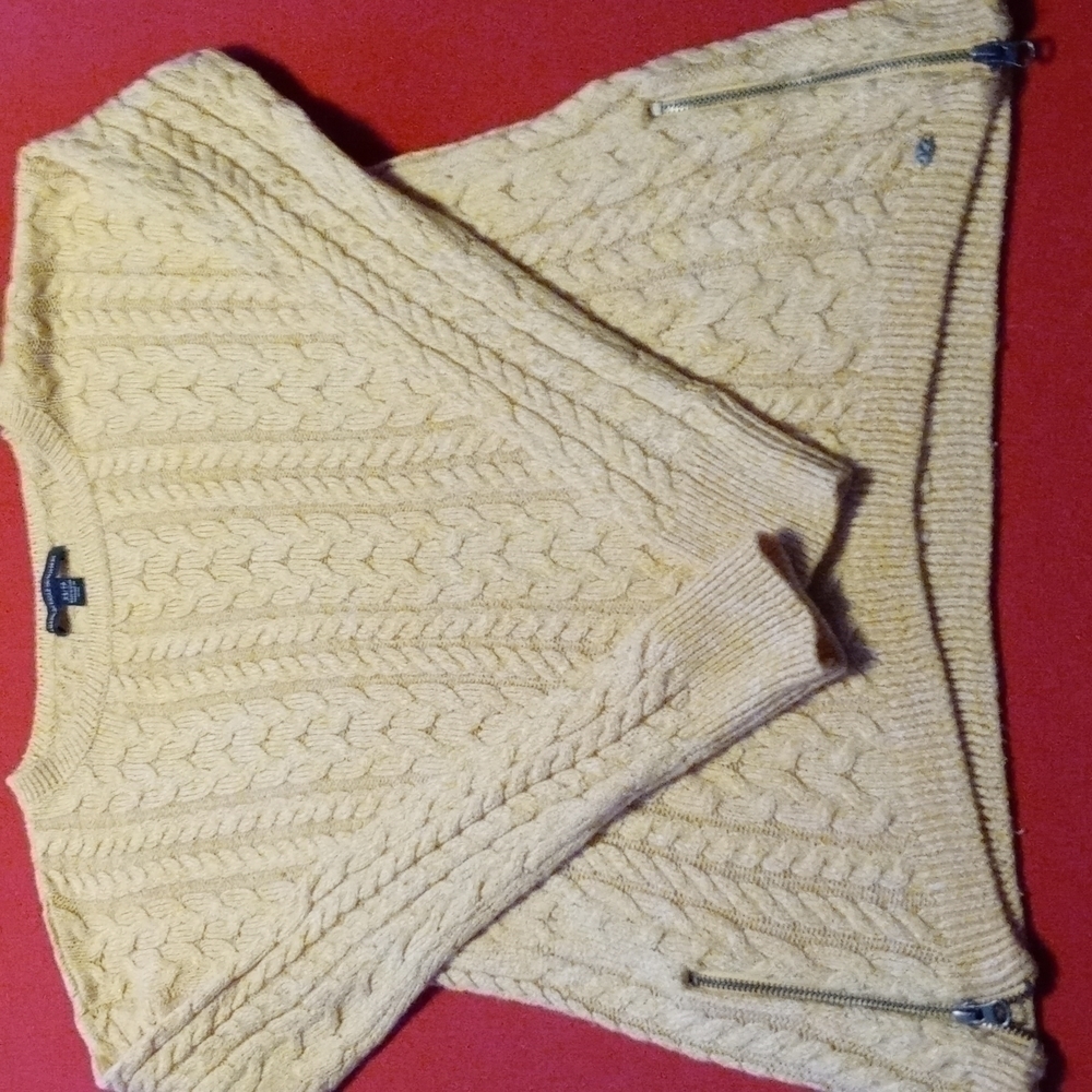 𝅺AMERICAN Eagle Outfitters gold tone sweater. Size extra small tall petite.